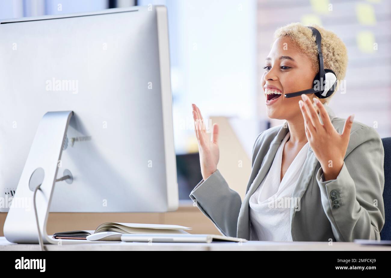 Schwarze Frau, Telemarketing und glückliche Hände im Callcenter-Büro für crm kontaktieren Sie uns und die Kundendienst-Helpline. Afrikanisches Mädchen, lächeln und aufgeregt Stockfoto