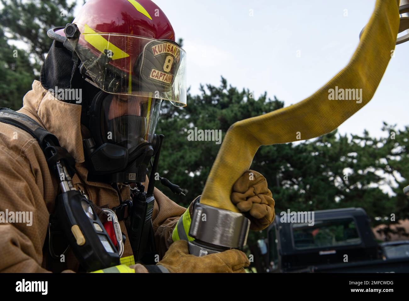 Staff Sgt. Colton Peer, 8. Civil Engineer Squadron Fire Services, Flight Crew Chief, verbindet einen Schlauch mit einem Feuerwehrauto während einer Schulung am Kunsan Air Base, Republik Korea, 19. August 2022. Während der Schulung übten die Feuerwehrleute das sichere Betreten des Gebäudes, die Rettung von Opfern und das Auffinden und Löschen der Flammen. Stockfoto