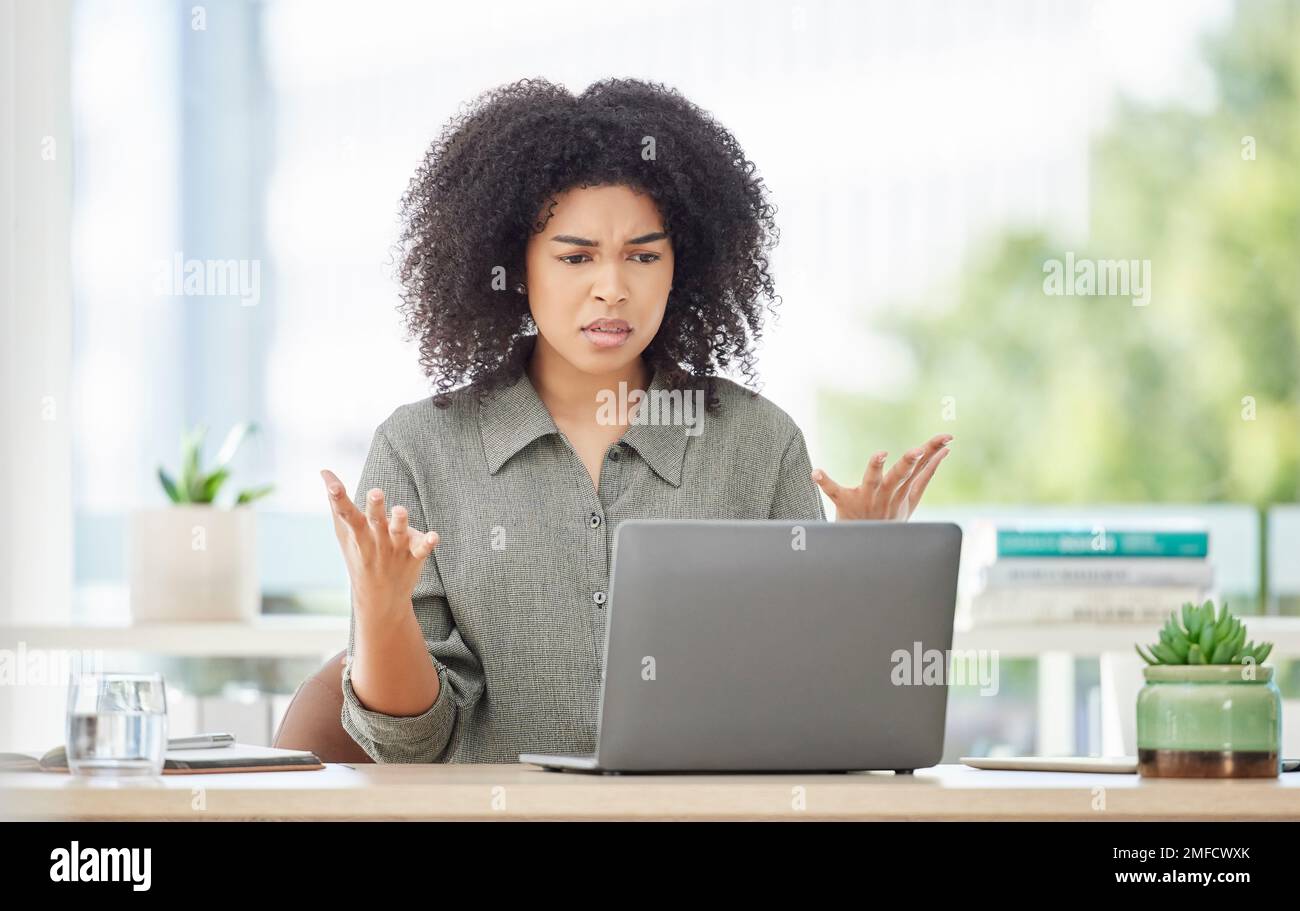Laptop, Fehler und Frustration, weil eine schwarze Geschäftsfrau bei der Arbeit in ihrem Büro verärgert oder genervt aussah. Computer, 404 und wütend auf eine Frau Stockfoto