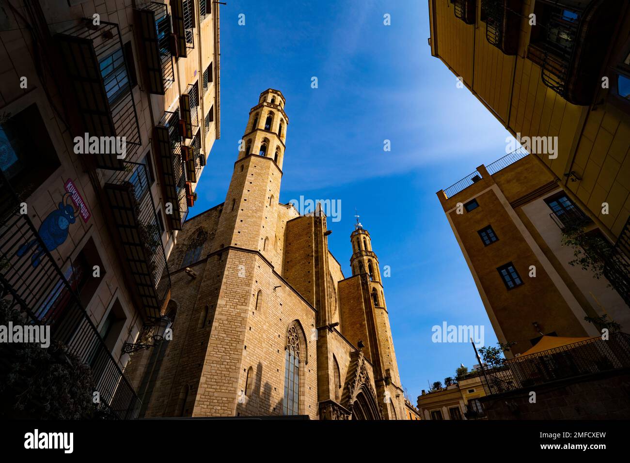 Sant Maria del Mar, eine katalanische gotische Kirche, die zwischen 1329 und 1483 im Stadtteil Ribera von Barcelona erbaut wurde. Stockfoto