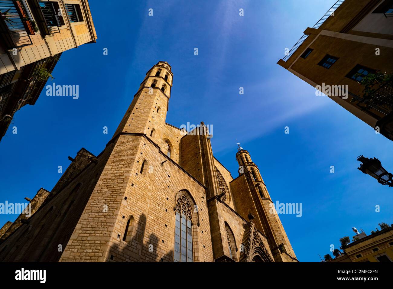 Sant Maria del Mar, eine katalanische gotische Kirche, die zwischen 1329 und 1483 im Stadtteil Ribera von Barcelona erbaut wurde. Stockfoto