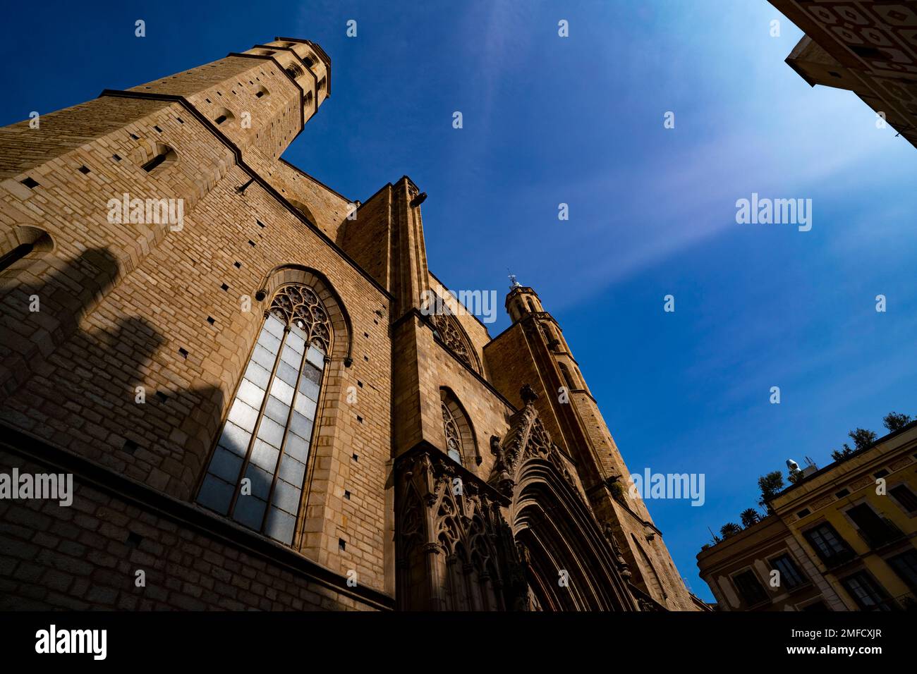 Sant Maria del Mar, eine katalanische gotische Kirche, die zwischen 1329 und 1483 im Stadtteil Ribera von Barcelona erbaut wurde. Stockfoto