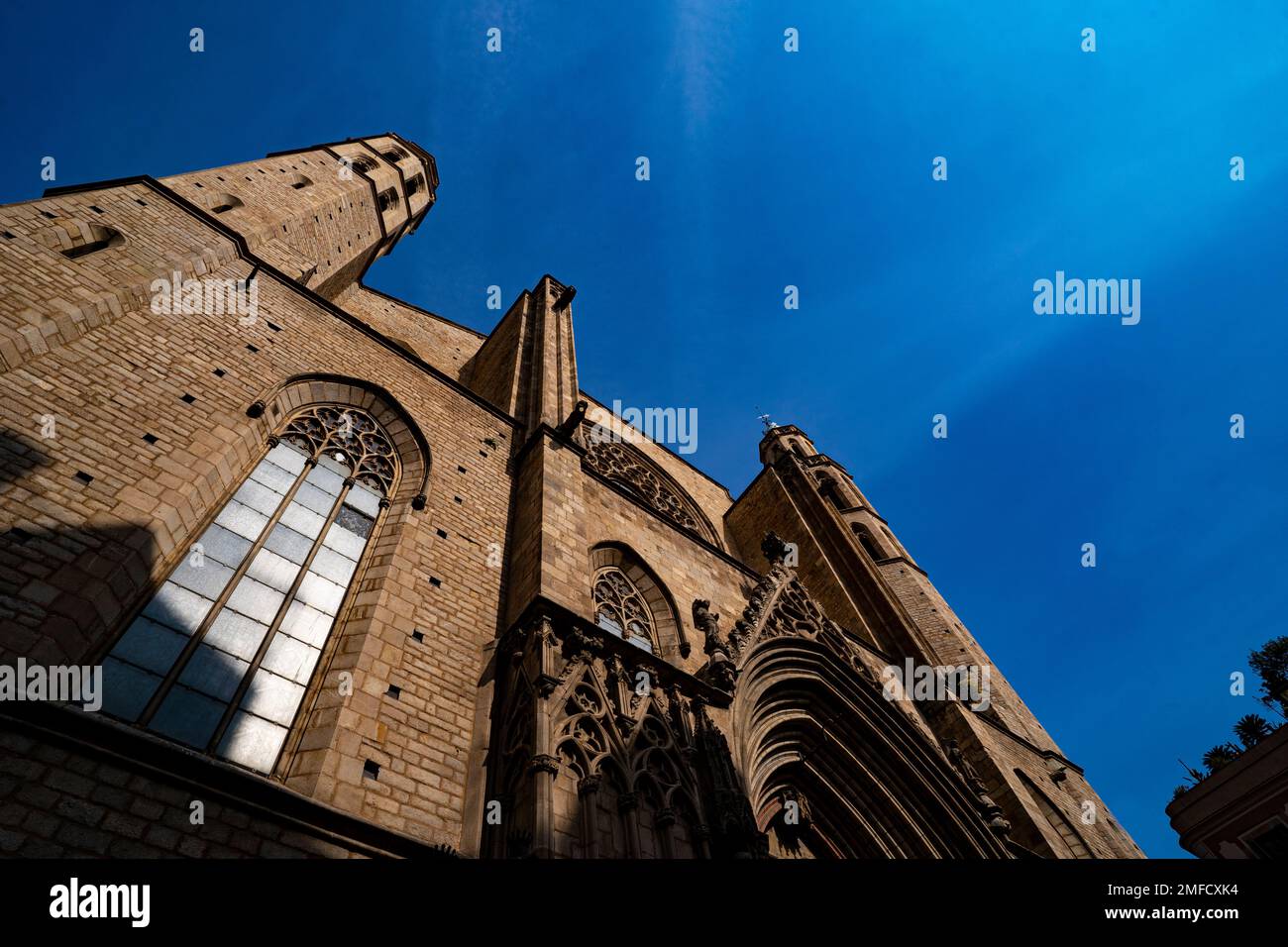 Sant Maria del Mar, eine katalanische gotische Kirche, die zwischen 1329 und 1483 im Stadtteil Ribera von Barcelona erbaut wurde. Stockfoto