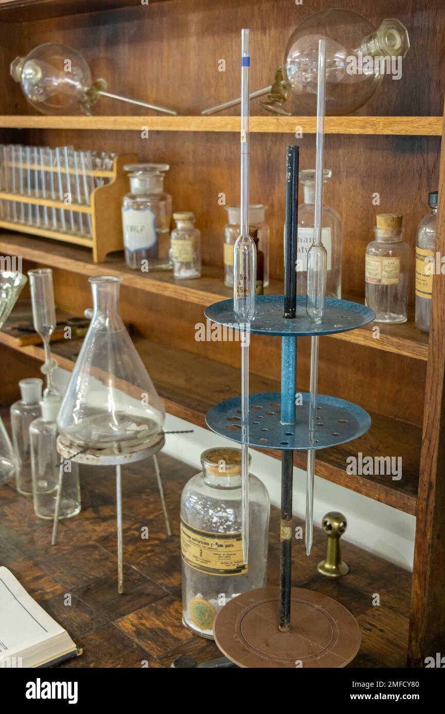 Alte Wissenschaftsgeräte für chemische Experimente und Produkte. Stockfoto