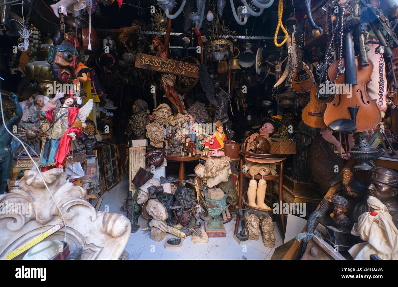 Ein unordentlicher Haufen, eine Sammlung von Antiquitäten, Sammlerstücken, Schrott in einem Geschäft im historischen Viertel Centro. In Neapel, Neapel, Italien, Italien. Stockfoto