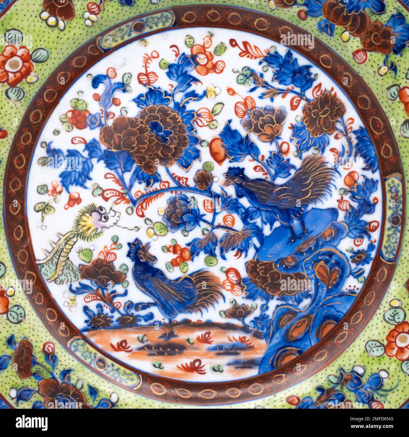 Antikes chinesisches Porzellan-Gericht in Blau und Weiß mit Klumpen und Hühnern. 18. Jahrhundert Stockfoto