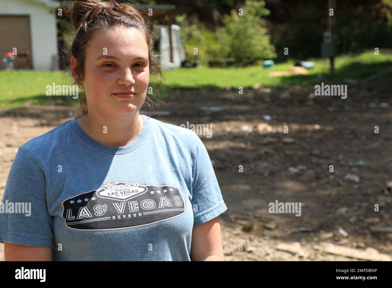 Sergeant Kathleen Thomassy-Mills steht dort, wo ihr Zuhause in Hazard war, nachdem die Flut ihr Zuhause in Stücke zerbrach. Stockfoto