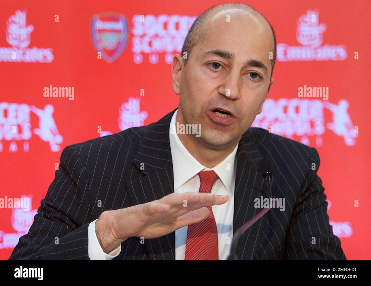 FILE - In this Thursday, May 21, 2009 file photo, Ivan Gazidis, CEO of Arsenal Football Club, speaks during the press conference in Dubai, United Arab Emirates. AC Milan chief executive Ivan Gazidis said Tuesday Dec. 22, 2020, that he is trying to resist the “destructive pressure to spend, spend, spend” as he spearheads the club's revival. (AP Photo/Nousha Salimi, FILE) Stockfoto