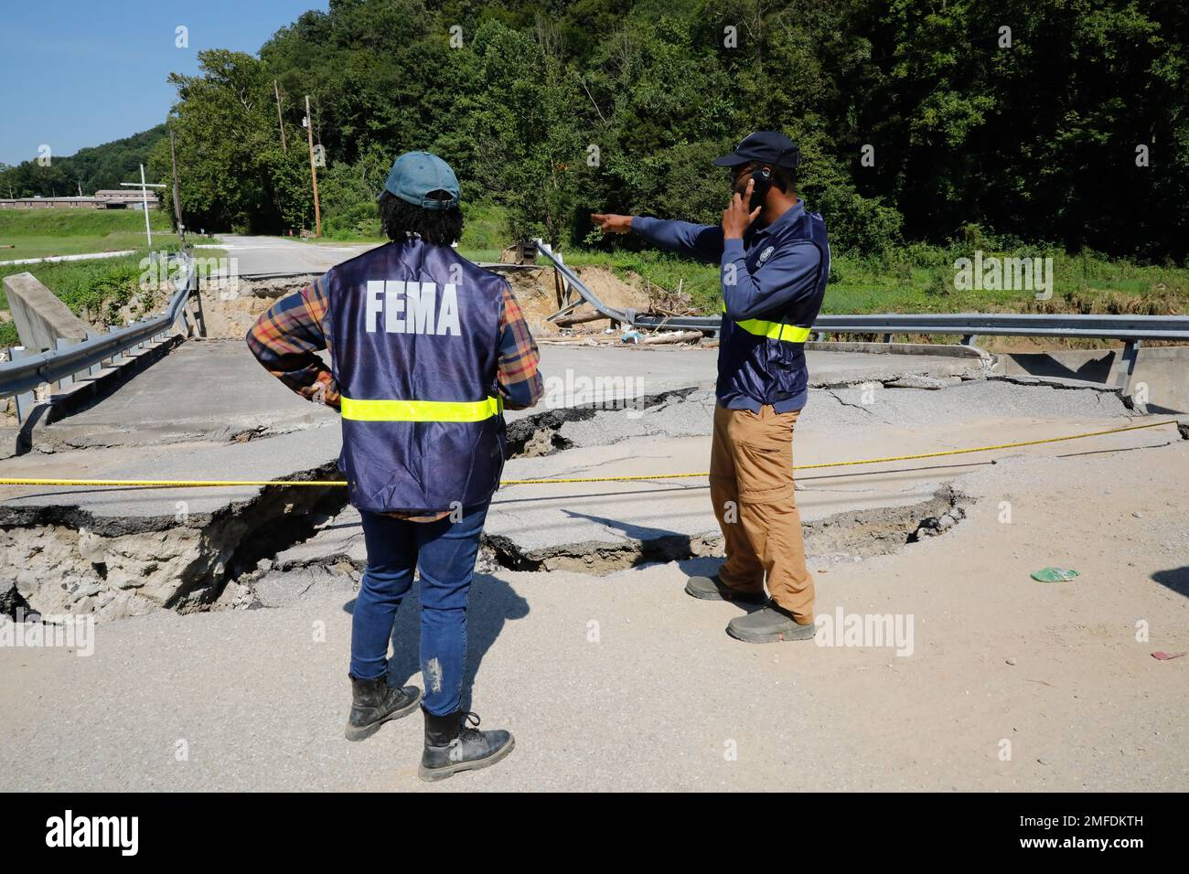 Eastern Kentucky, 19. August 2022 – FEMA Home Inspectors und FEMA Disaster Survivor Assistance Teams unterrichten Katastrophenüberlebende in Eastern Kentucky nach schweren Stürmen, Überschwemmungen, Erdrutschen und Erdrutschen vom 26. Juli 2022. Foto: Christopher Mardorf (FEMA). Stockfoto