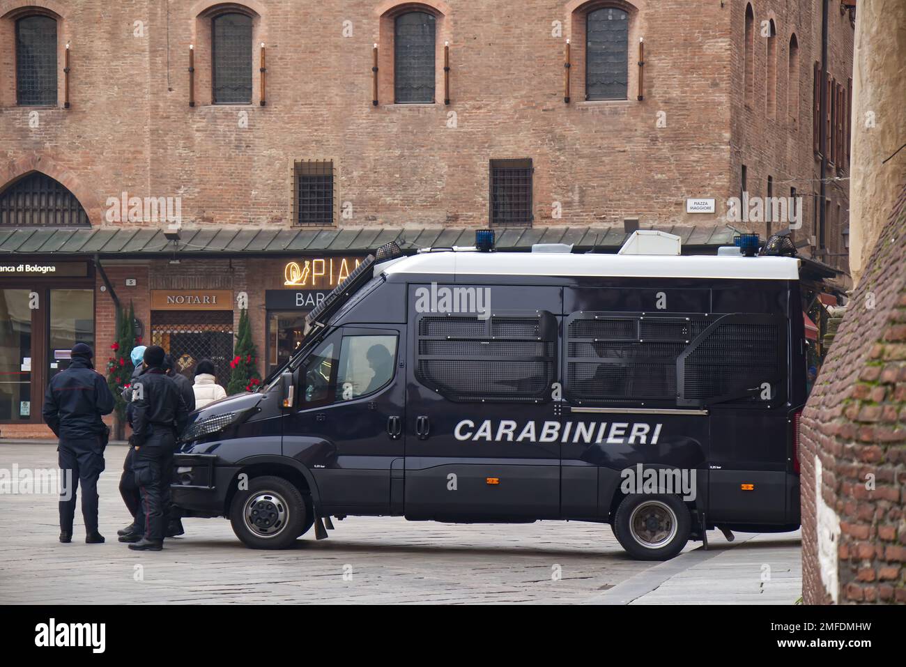 Lieferwagen der italienischen Polizei Carabinieri auf der Piazza Maggiore, Bologna. Stockfoto