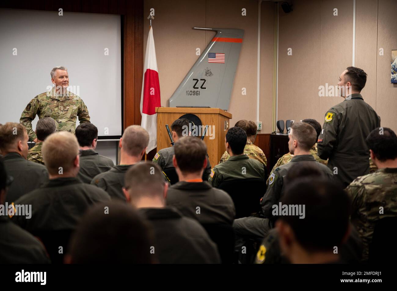 Generalleutnant James Jacobson, Left, stellvertretender Befehlshaber der Pacific Air Forces, traf sich am 19. August 2022 am Luftwaffenstützpunkt Kadena, Japan, mit den Luftwaffenleuten der 961. Luftwaffe. Bei seinem Besuch der AACS 961. betonte Jacobson die Bedeutung ihrer Rolle bei der Aufrechterhaltung eines freien und offenen Indo-Pacific. Stockfoto