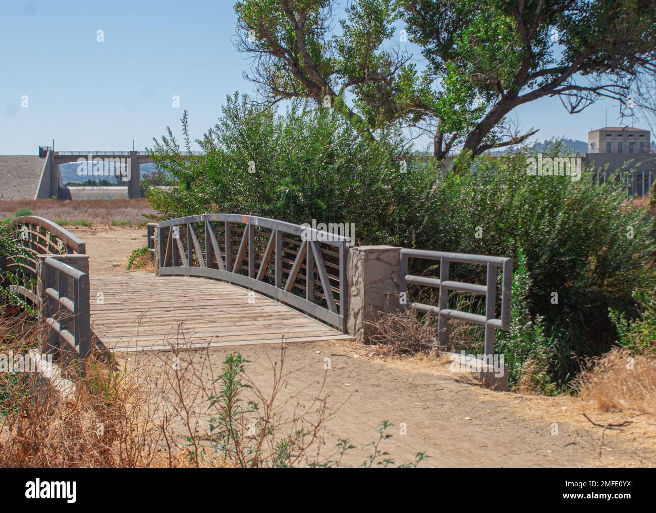 ENCINO, Kalifornien – Ein überbrückter Pfad verbindet einen Wanderweg im Erholungsgebiet Sepulveda Dam. Der Hauptzweck des Dammes und des Reservoirs ist das Hochwasserrisikomanagement, aber das Projekt ist auch für die Erholungsarbeiten genehmigt. Etwa 1.500 Hektar wurden für Freizeitzwecke an die Stadt Los Angeles vermietet. (Foto: Robert DeDeaux, Los Angeles District PAO) Stockfoto