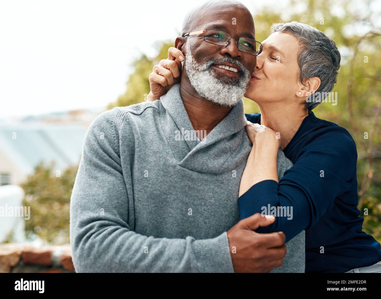 Sie macht mir den Tag versüßt, jeden Tag. Ein glückliches Seniorenpaar, das eine schöne Zeit im Park genießt. Stockfoto
