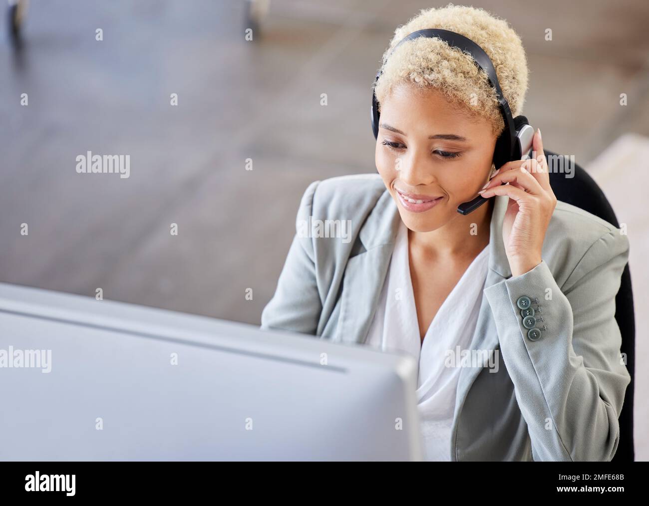 Draufsicht, Callcenter und schwarze Frau im Büro, Kundendienst für Telemarketing, Hilfe oder Beratung. Afroamerikanische Agentin, Lady OR Stockfoto