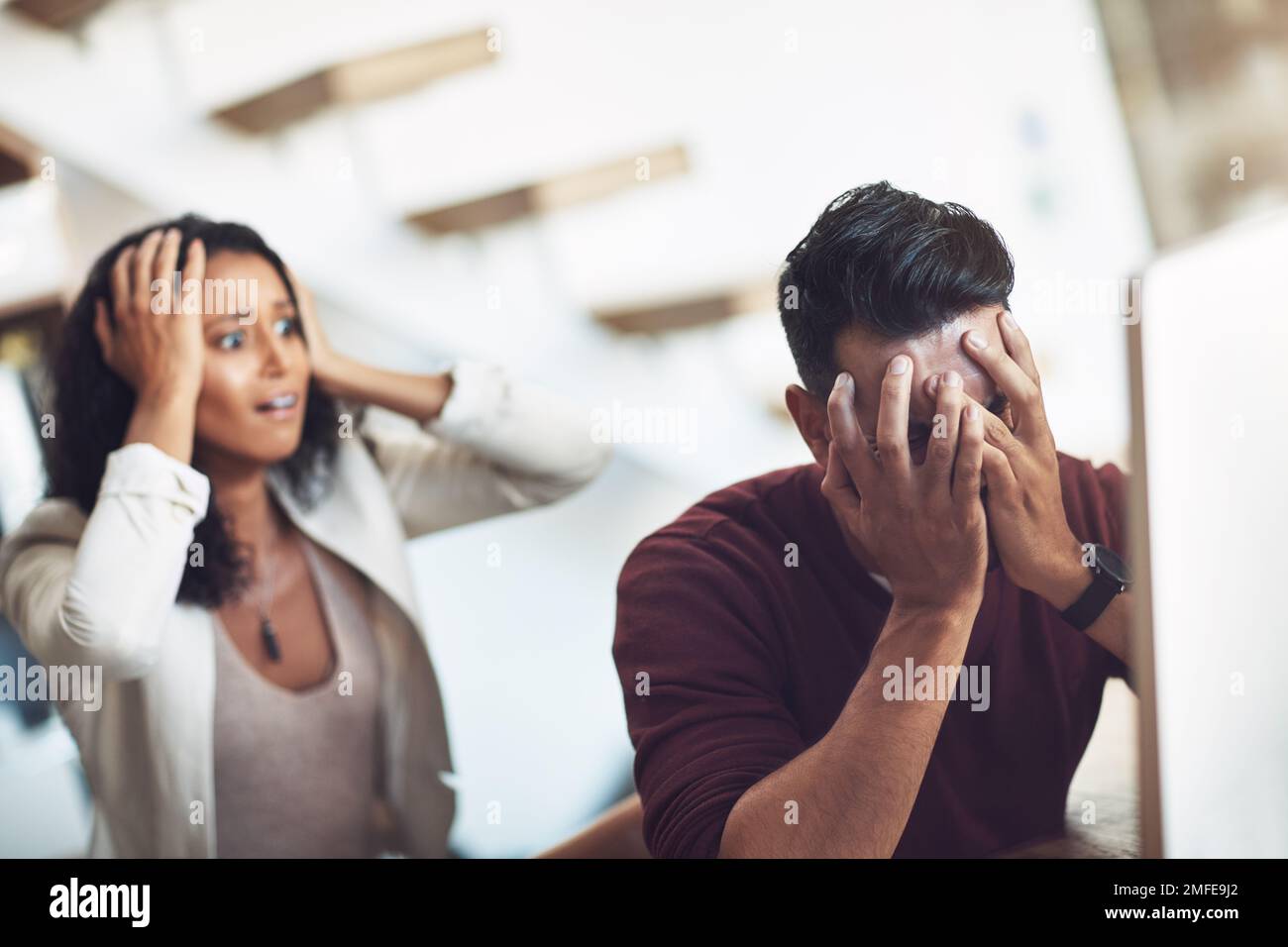 Oh nein, was haben wir getan. Junge Geschäftsleute im Büro. Stockfoto
