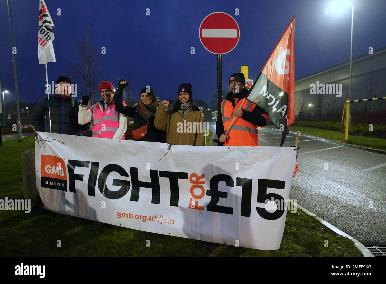 Mitglieder der GMB-Gewerkschaft, die sich außerhalb des Amazon-Versandzentrums in Coventry an der Streikkstelle befinden, während Mitarbeiter von Amazon ihren ersten Streik in Großbritannien in einem Streit um die Bezahlung durchführen. Bilddatum: Mittwoch, 25. Januar 2023. Stockfoto