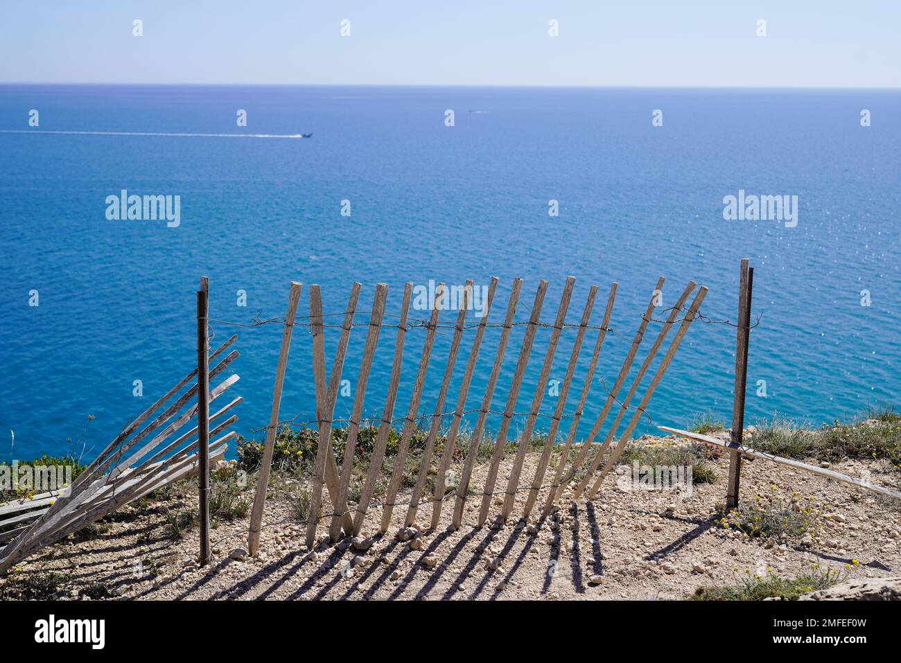 Holzzäune schützen die herbstliche Küstenklippe Occitanie Südosten frankreichs Stockfoto