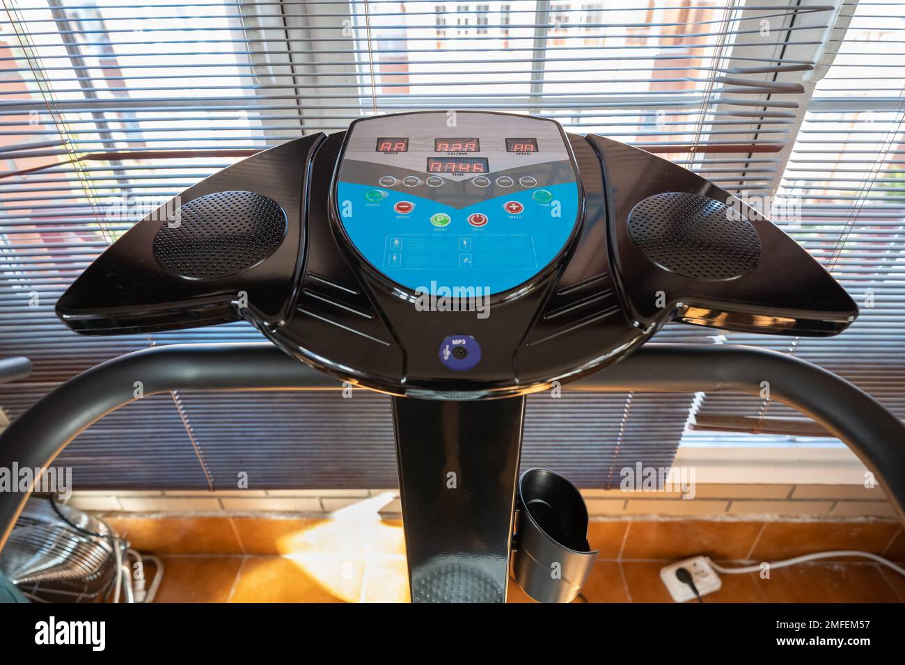 Vibrierende Turnmaschine, um Muskeln zu trainieren und fit zu Hause zu bleiben. Stockfoto