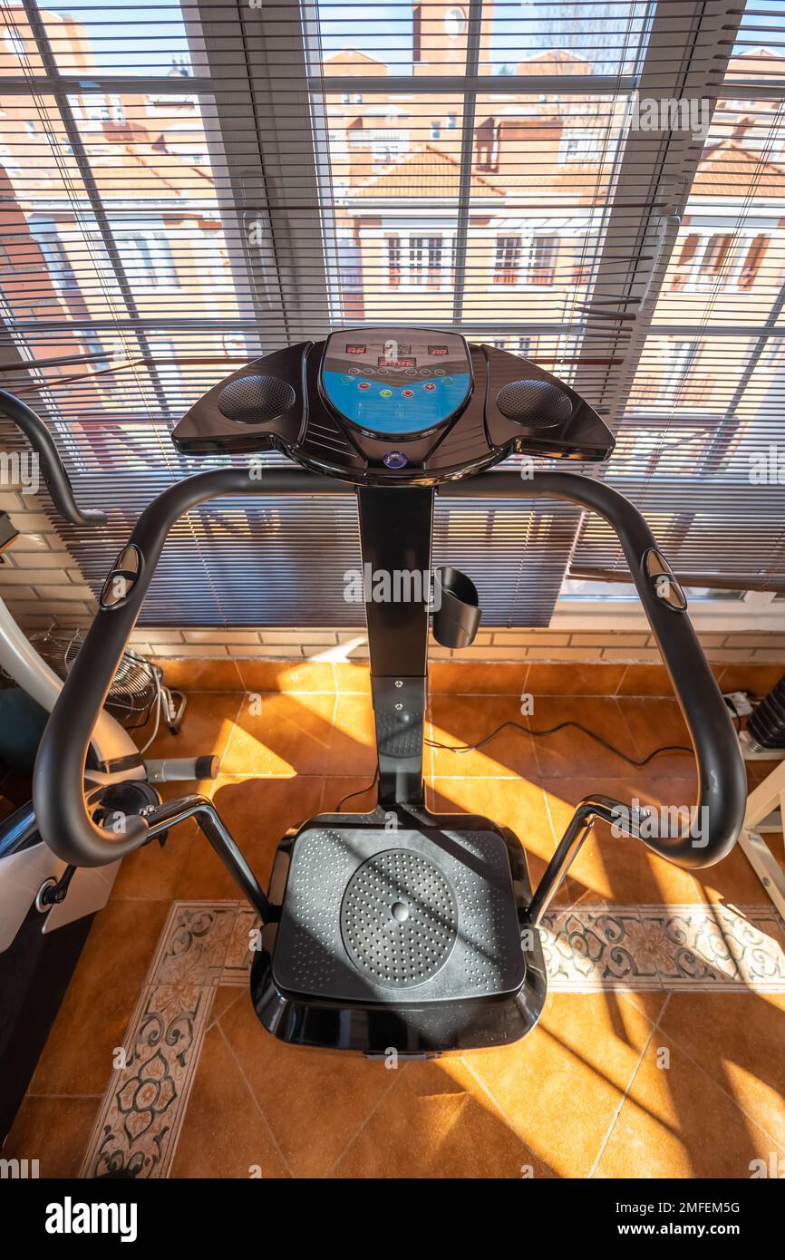 Vibrierende Turnmaschine, um Muskeln zu trainieren und fit zu Hause zu bleiben. Stockfoto
