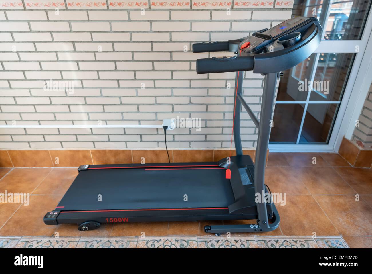 Maschine zum Laufen zu Hause und für Sport, ohne nach draußen zu gehen, um fit zu bleiben. Stockfoto