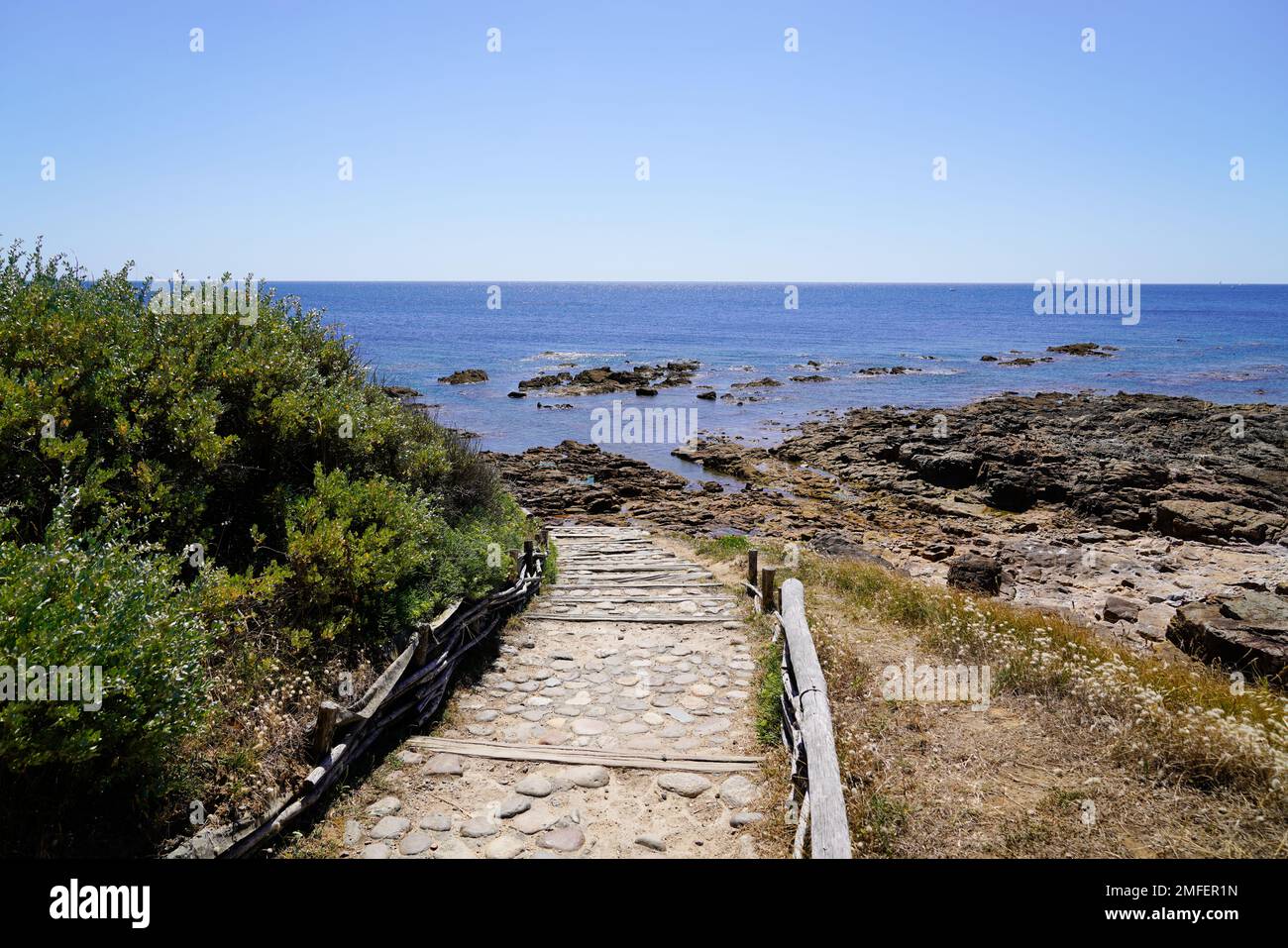 Zugang zum Strand über einen Steinweg am Talmont-Saint-Hilaire in Vendee frankreich Stockfoto