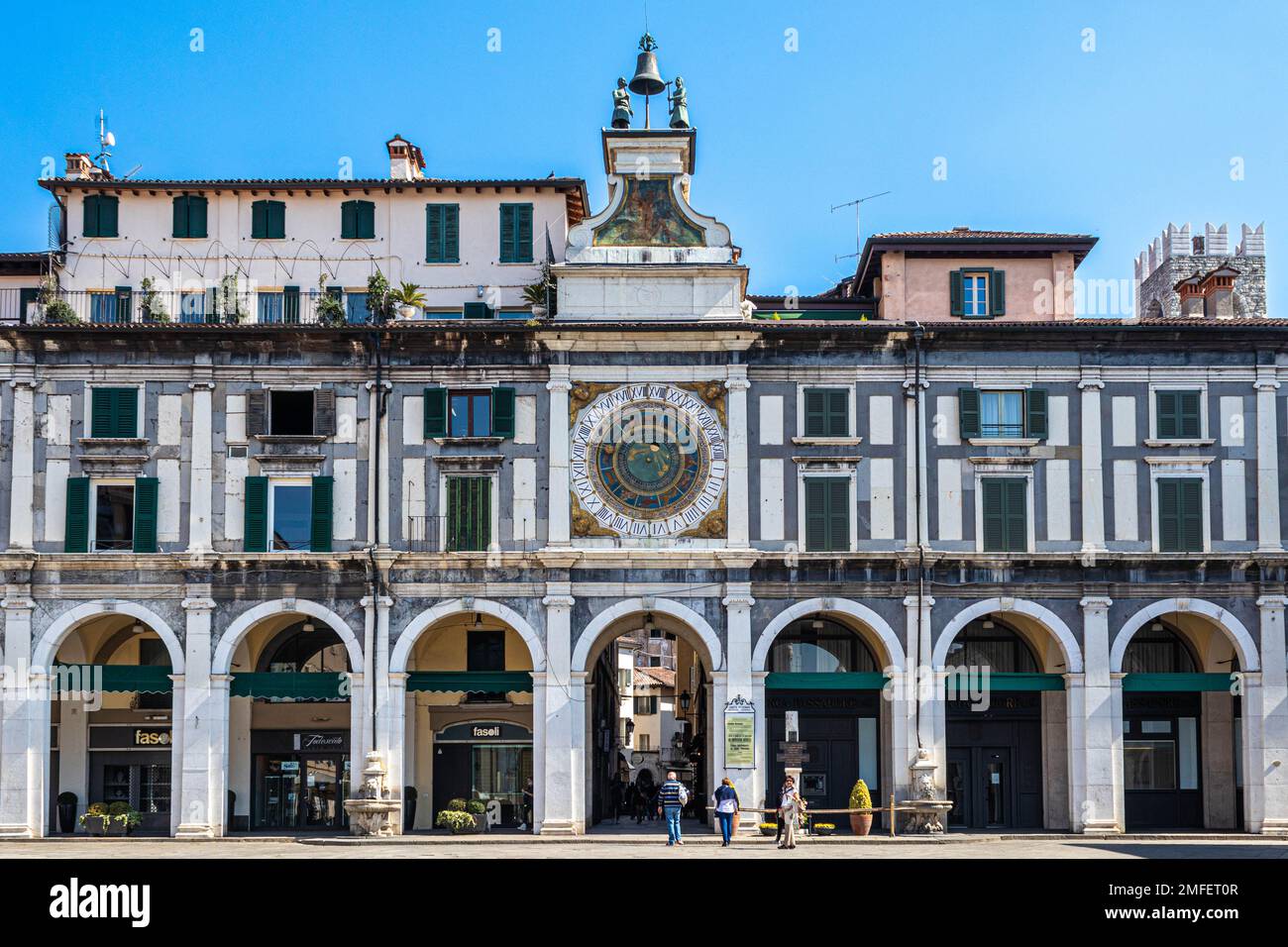 Der Uhrenturm auf der Piazza della Loggia, Brescia, ist ein berühmtes Wahrzeichen. Erbaut im 19. Jahrhundert, ist es ein Symbol für die reiche Geschichte und Kultur der Stadt Stockfoto