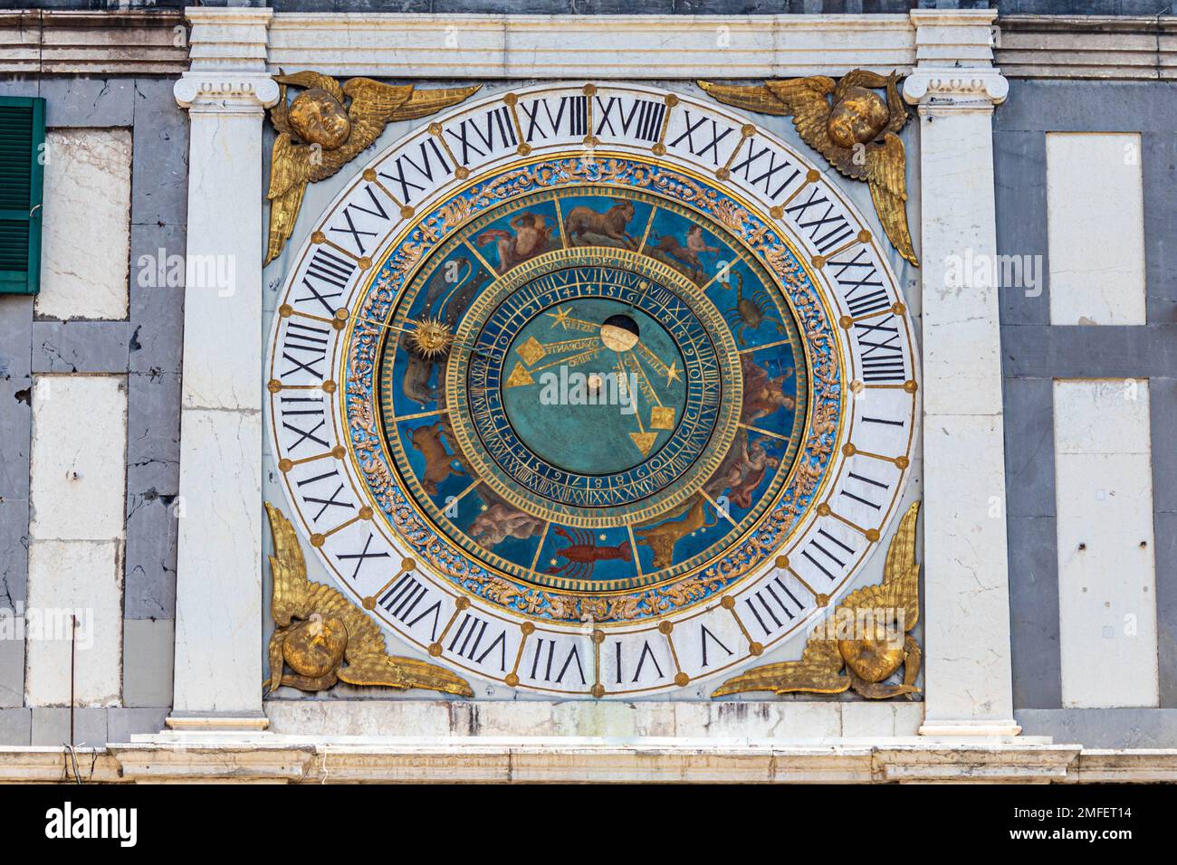 Der Uhrenturm auf der Piazza della Loggia, Brescia, ist ein neogotisches Wahrzeichen aus dem 19. Jahrhundert mit einer funktionierenden mechanischen Uhr und 4 Glocken. Stockfoto