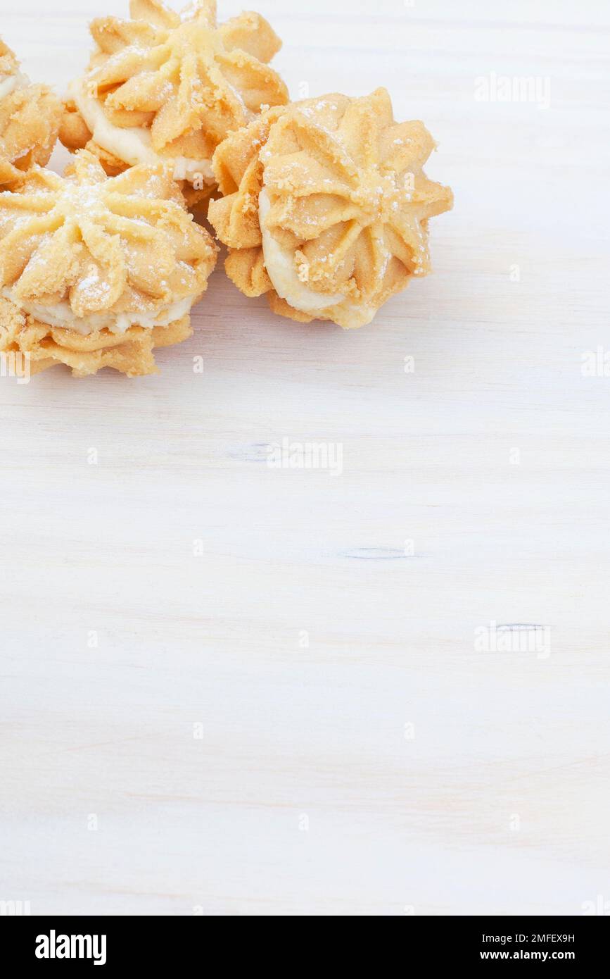 Hausgemachter Schmelzmoment oder Jo-Jo-Kekse in einer Ecke mit Kopierbereich auf hellem Holz Stockfoto