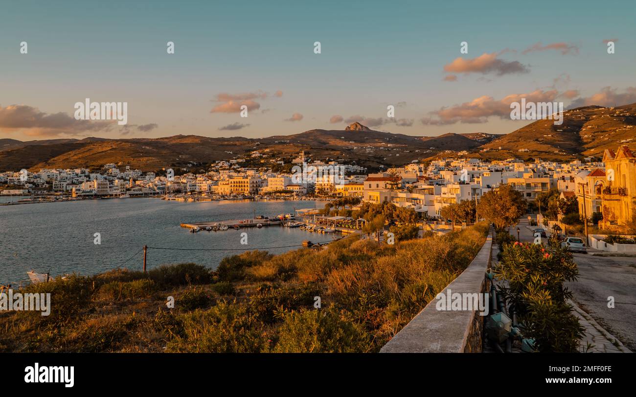 Die Stadt Tinos aus der Vogelperspektive - Tinos Island, Griechenland Stockfoto