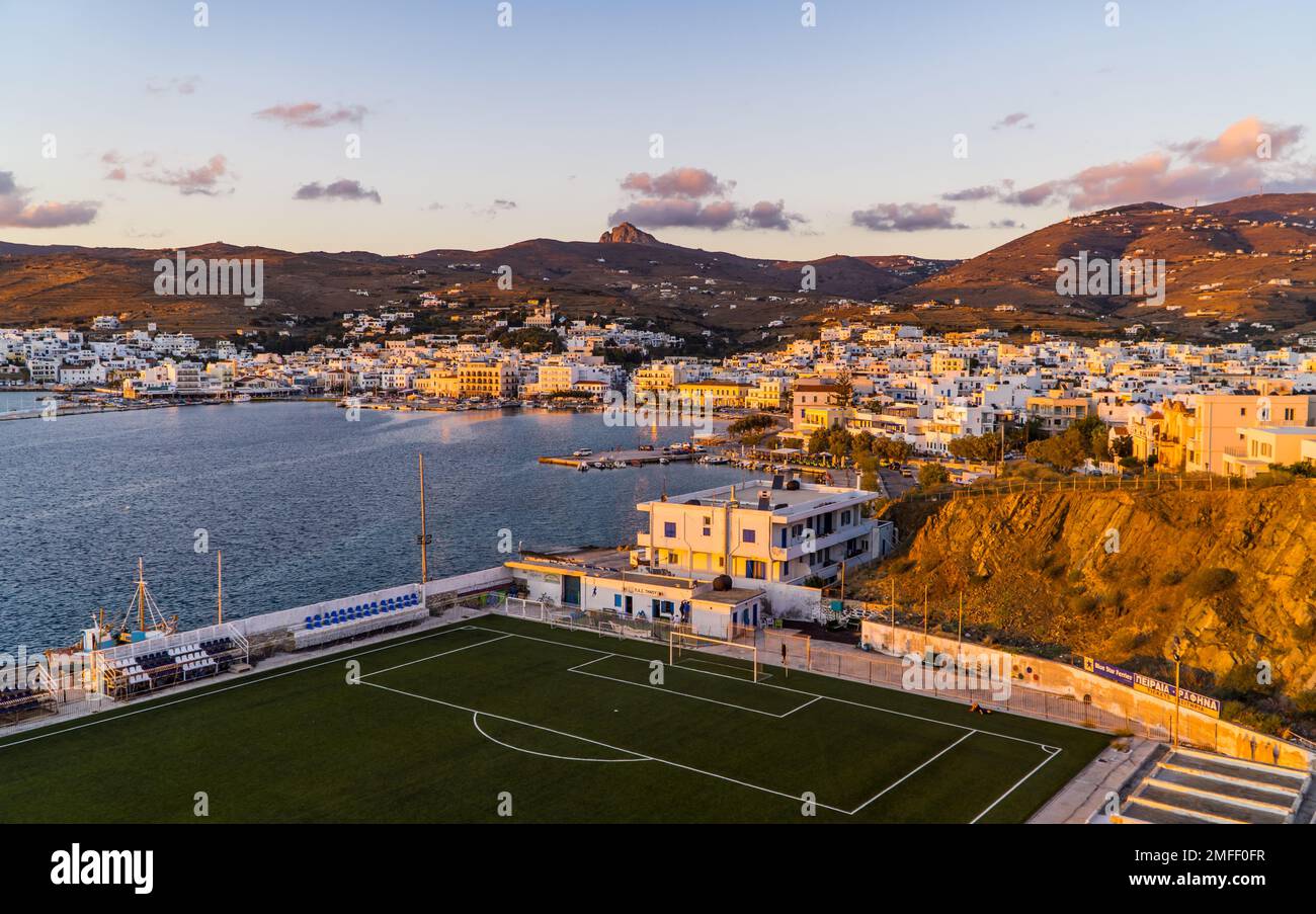 Die Stadt Tinos aus der Vogelperspektive - Tinos Island, Griechenland Stockfoto