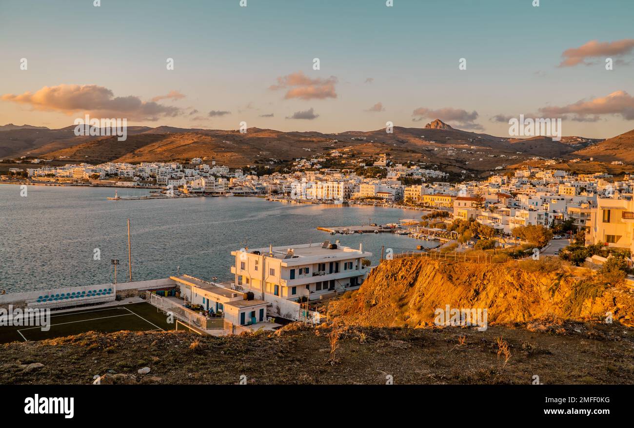 Die Stadt Tinos aus der Vogelperspektive - Tinos Island, Griechenland Stockfoto