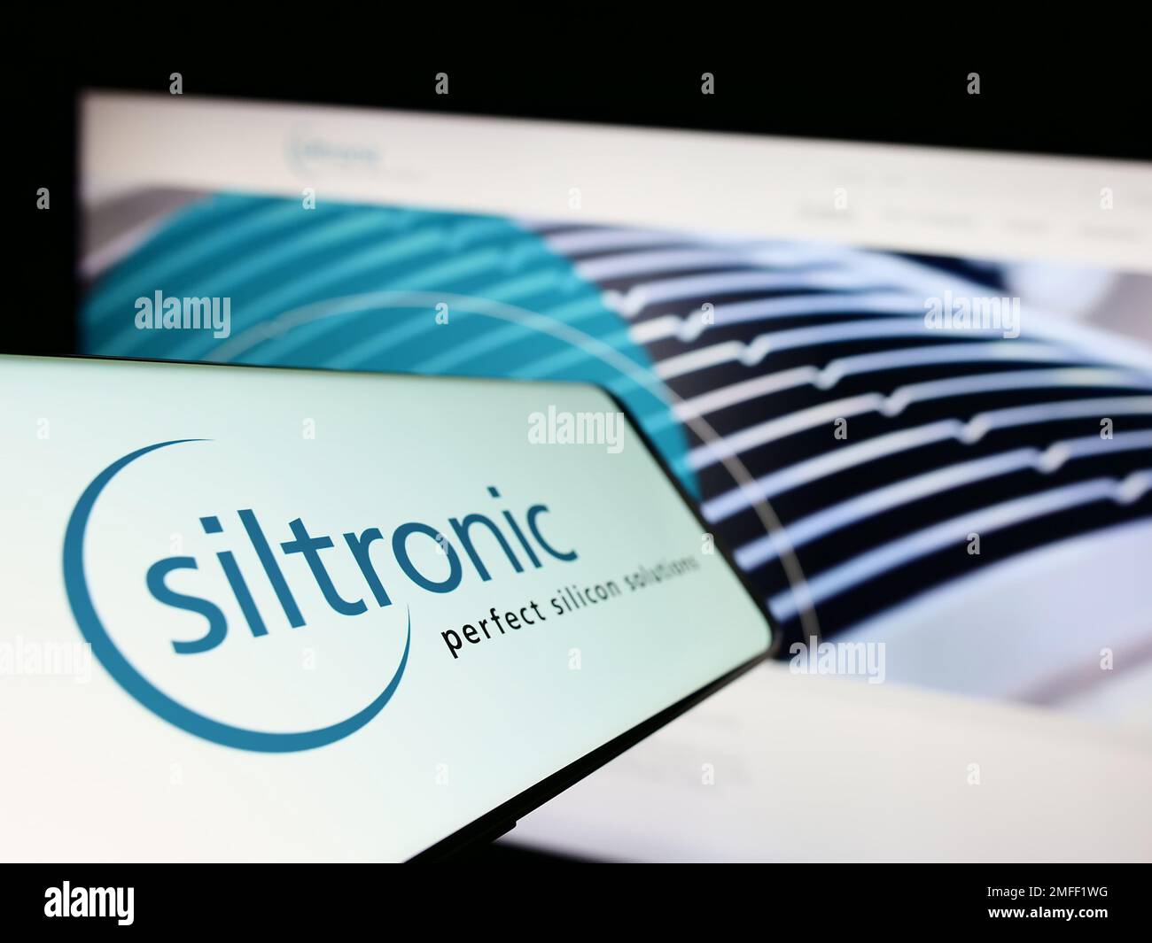 Mobiltelefon mit Logo des deutschen Elektronikunternehmens Siltronic AG auf dem Bildschirm vor der Business-Website. Fokus auf die Mitte links des Telefondisplays. Stockfoto