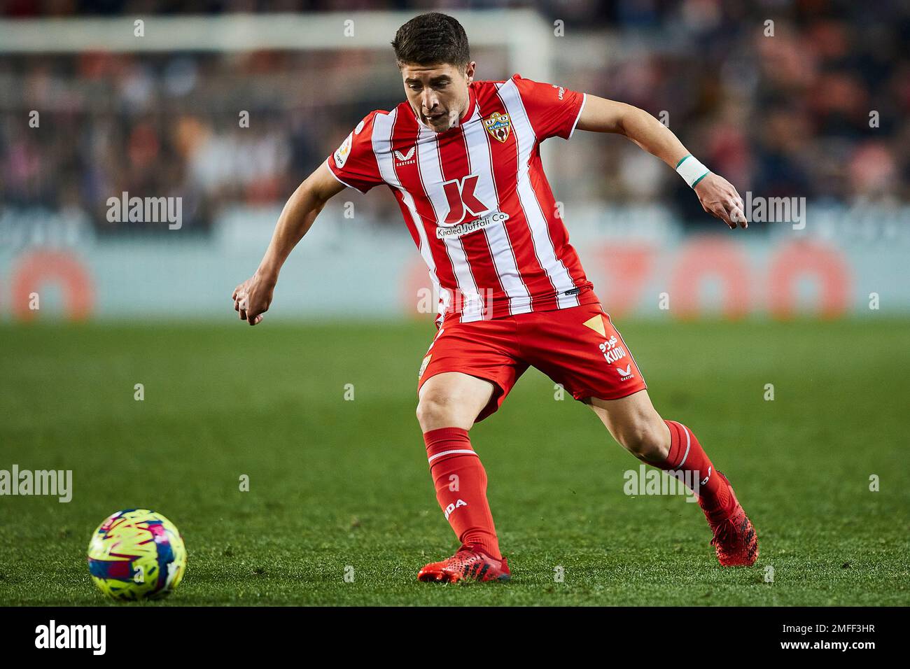 Francisco Portillo (UD Almeria, Nr. 8) läuft mit dem Ball Stockfoto