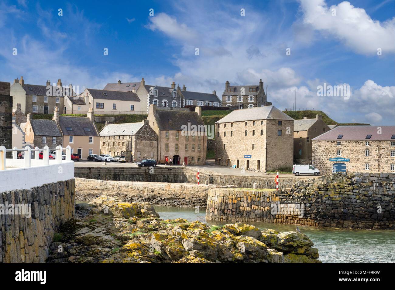 7. September 2022: Portsoy, Aberdeenshire, Schottland - Historisches Fischerdorf und Hafen in Portsoy. Stockfoto