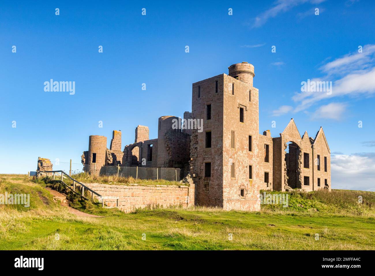 12. September 2022: Aberdeenshire, Schottland - die Ruinen von New Slains Castle, erbaut im 16. Jahrhundert vom 9. Earl of Erroll. Das ist die Seaward... Stockfoto