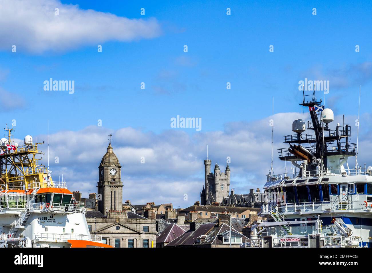 13. September 2022: Aberdeen, Schottland, Großbritannien - die Skyline von Aberdeen, die die traditionellen Granittürme mit den Aufbauten moderner Offshore-Anlagen kontrastiert... Stockfoto