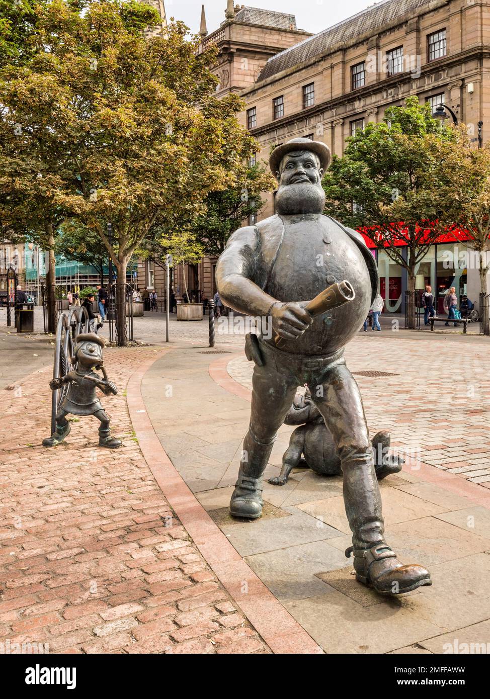 17. September 2022: Dundee, Dundee City, Schottland, Großbritannien - Statuen von Comicfiguren verzweifelt Dan und Minnie the Minx im Stadtzentrum von Dundee. Stockfoto