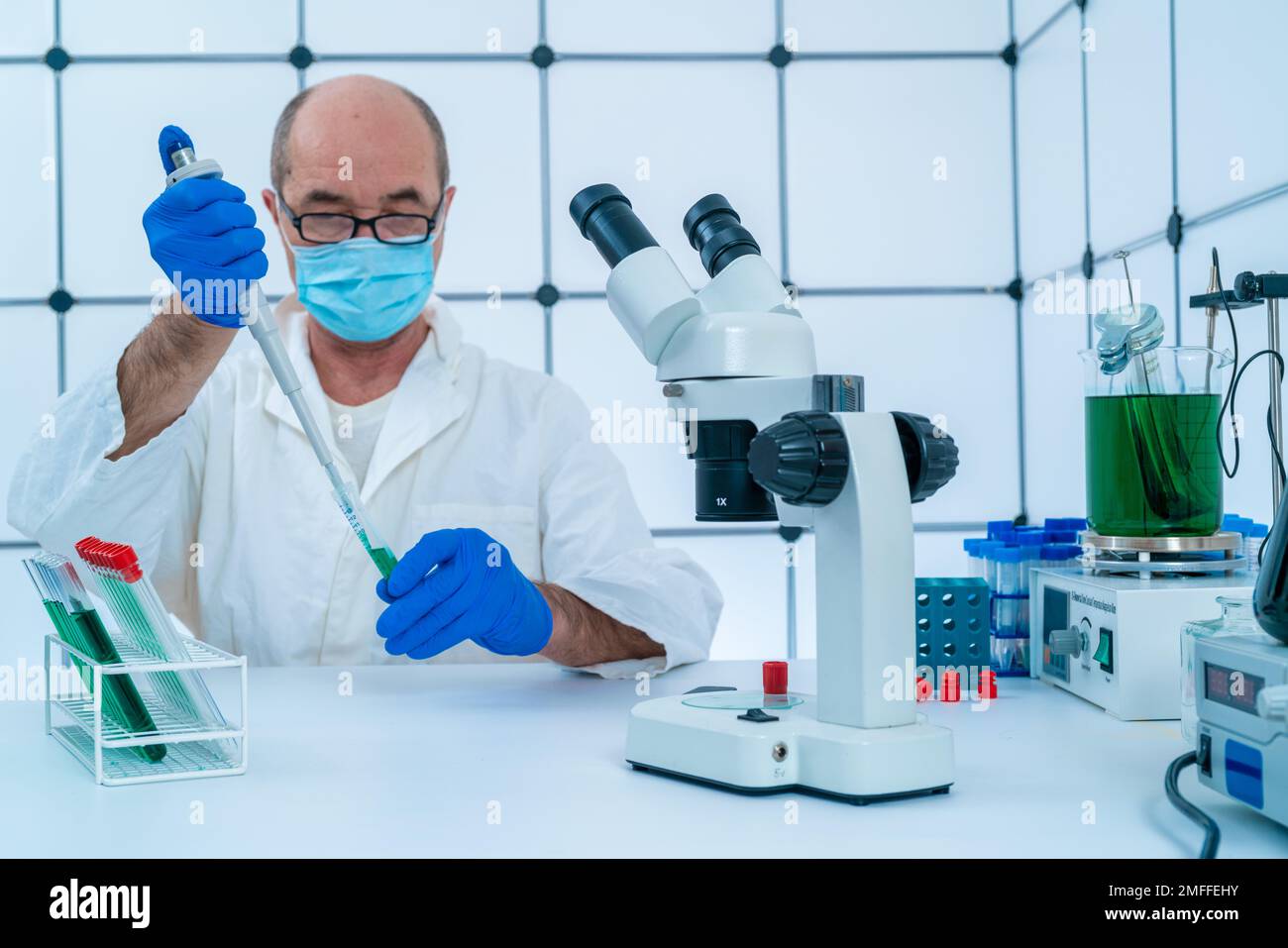 Analyse des Ergebnisses einer biochemischen Reaktion im Labor der organischen Synthese Stockfoto