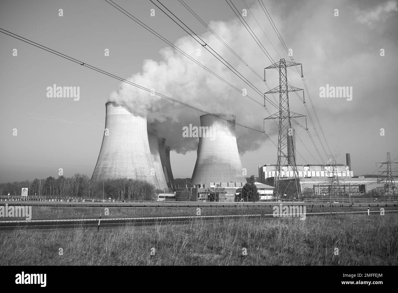 Dampf steigt aus den Kühltürmen des Kraftwerks Ratcliffe on Soar, Nottinghamshire, Großbritannien Stockfoto