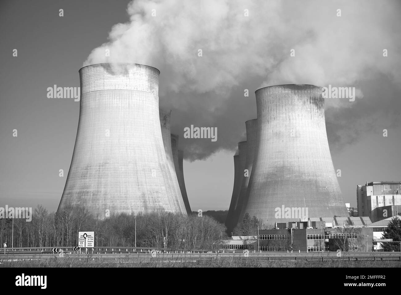 Dampf steigt aus den Kühltürmen des Kraftwerks Ratcliffe on Soar, Nottinghamshire, Großbritannien Stockfoto