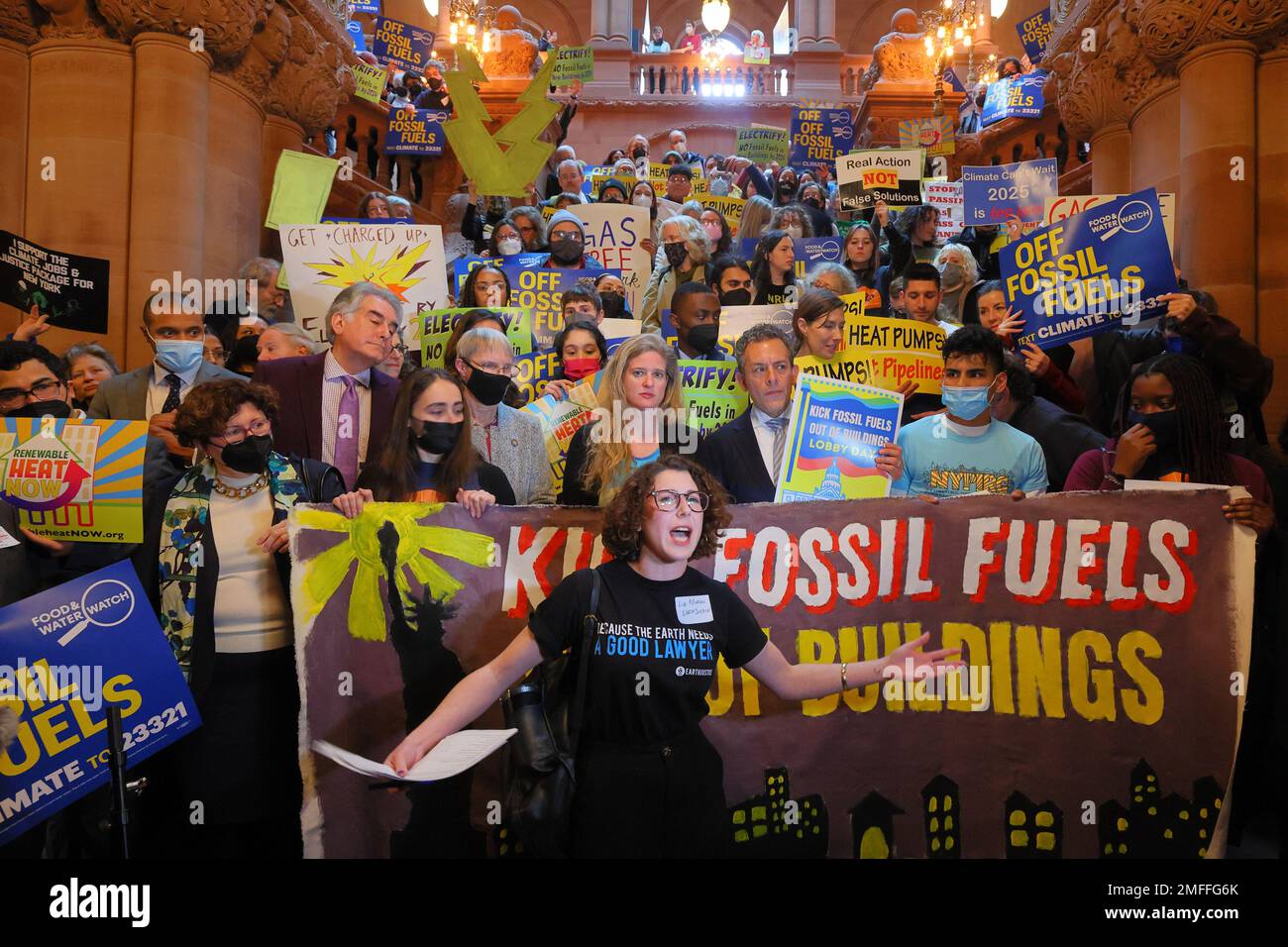24. Januar 2023, Albany, New York. Liz Moran von Earth Justice spricht neben den Klimaschutzaktivisten von Renewable Heat Now und den Gesetzgebern von NY, darunter die Vorsitzenden des Umweltschutzausschusses Glick und Harckham (nicht abgebildet), Auf einer Rallye- und Pressekonferenz über die Stufen der Million Dollar Treppe im New York State Capitol, um die Verabschiedung des Erneuerbare-Wärme-Act-Pakets zu fordern, das den Übergang zu reinen elektrischen Neubauten und ein Energieeffizienzgesetz zur Nachrüstung von Arbeitsplätzen beinhaltet. Stockfoto