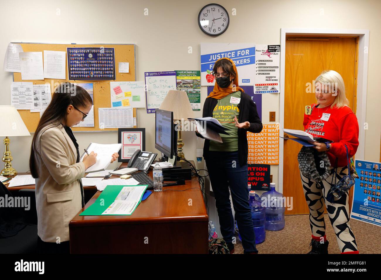24. Januar 2023, Albany, New York. Ein Mitarbeiter von NY Assemblymember Harvey Epstein nimmt zur Kenntnis, dass Ayesha Schmit von der New York Public Interest Research Group (NYPIRG) sein Büro für Unterstützung bei der Verabschiedung des Gesetzespakets zum Renewable Heat Act einsetzt, das den Übergang zu einem vollelektrischen Neubau und ein Energy Efficiency Retrofit Jobs Act umfasst. Stockfoto