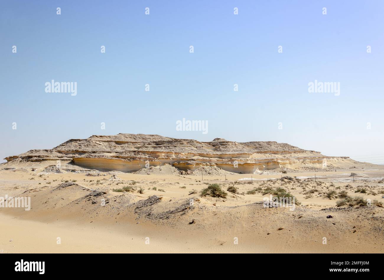 BU Salwa Shelf Hills Wüstenlandschaft mit Kalksteinhügeln im Hintergrund, Katar Stockfoto