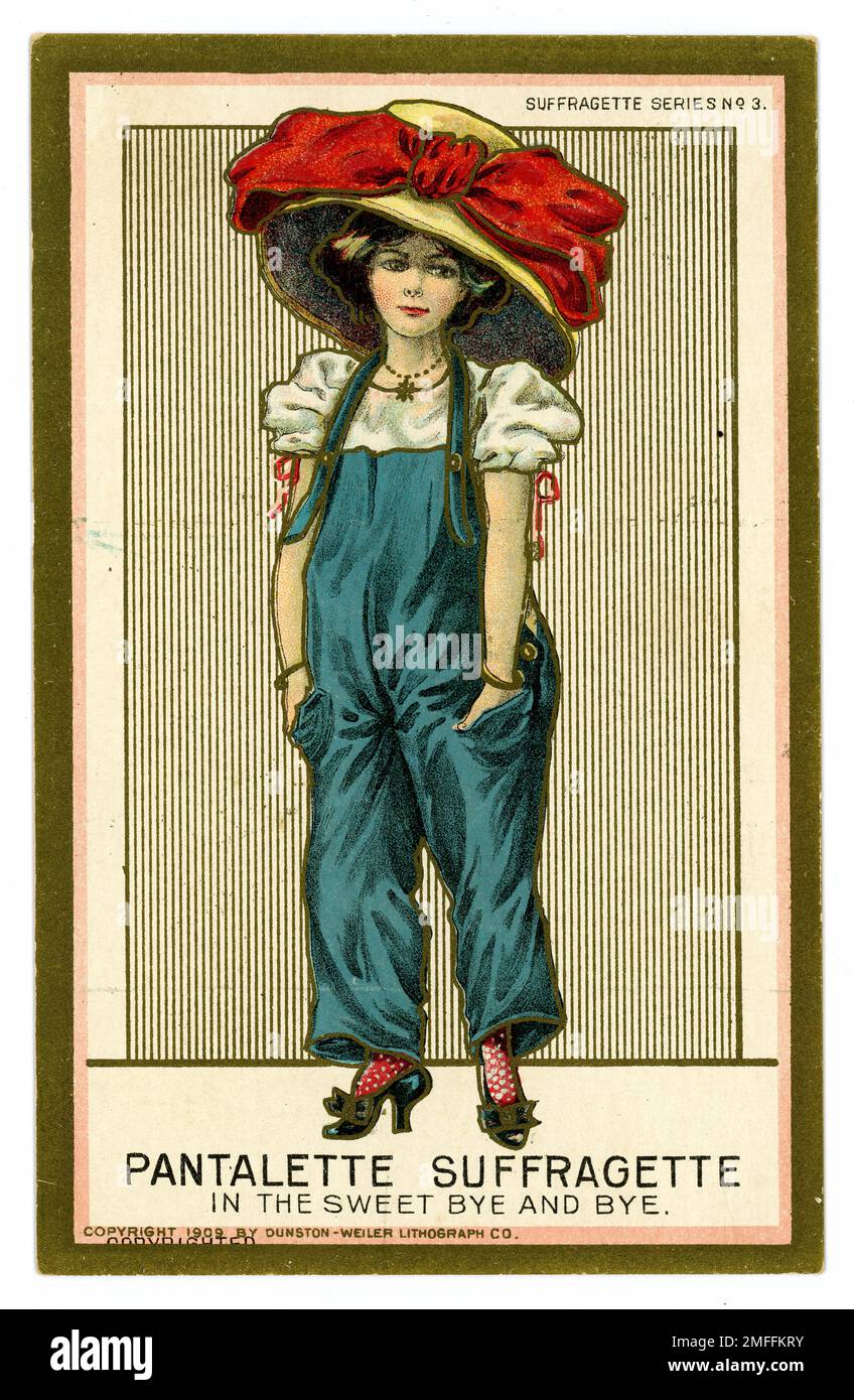 Originale amerikanische illustrierte Postkarte von „Pantalette Suffragette, in the Sweet Bye and Bye“ mit dem typischen, modischen großen, übergroßen Hut der Zeit, hier in enormen Proportionen gezeigt, und Hosen/Hosen/Overalls. Suffragette-Seriennr 3 Veröffentlicht von Dunston-Weiler Lithographic Co. Im Jahr 1909. USA Stockfoto