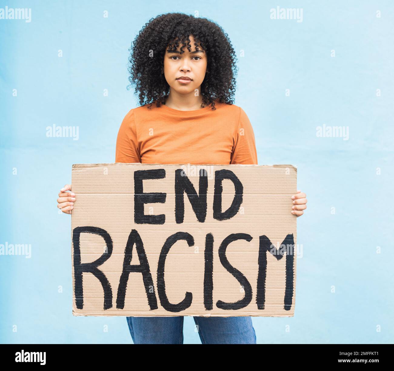 Schwarze Frauen protestieren, signieren und verärgern in Porträts, Rassismus und Gleichheit, Menschenrechte und Freiheit isoliert auf blauem Hintergrund. Globales Problem, sozial Stockfoto