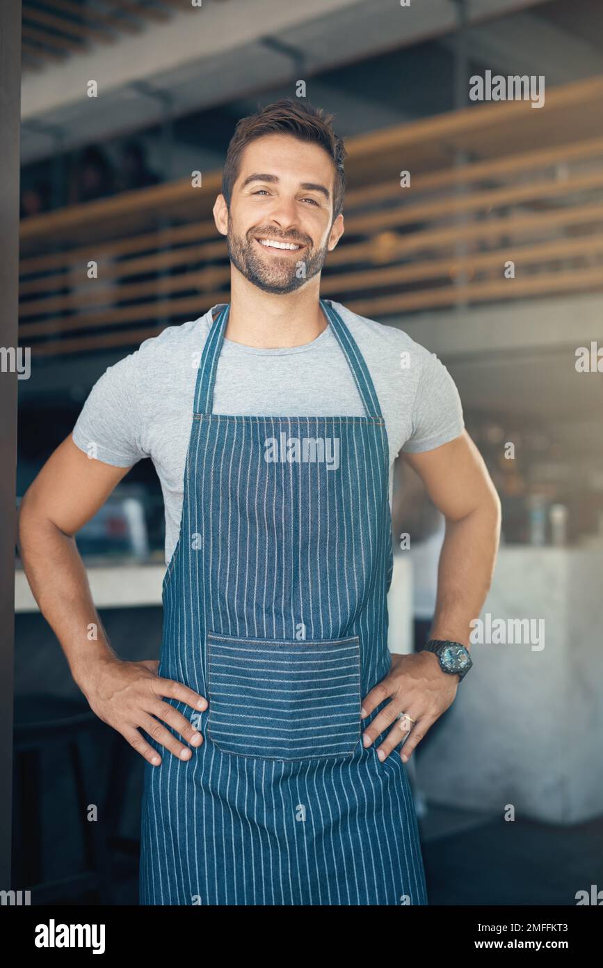 Er setzt Maßstäbe für außergewöhnlichen Service. Porträt eines jungen Mannes, der in einem Café arbeitet. Stockfoto