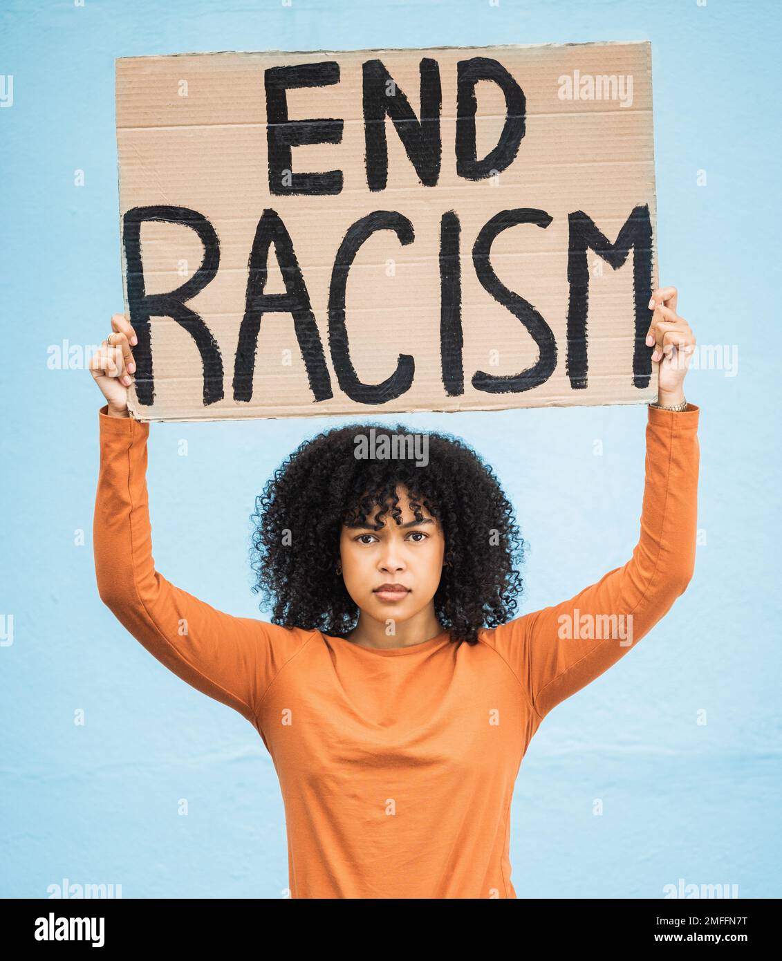 Schwarze Frauen protestieren, posten und wütend auf Rassismus, kämpfen für Gleichheit, Menschenrechte und Freiheit isoliert auf blauem Hintergrund. Globales Problem, sozial Stockfoto