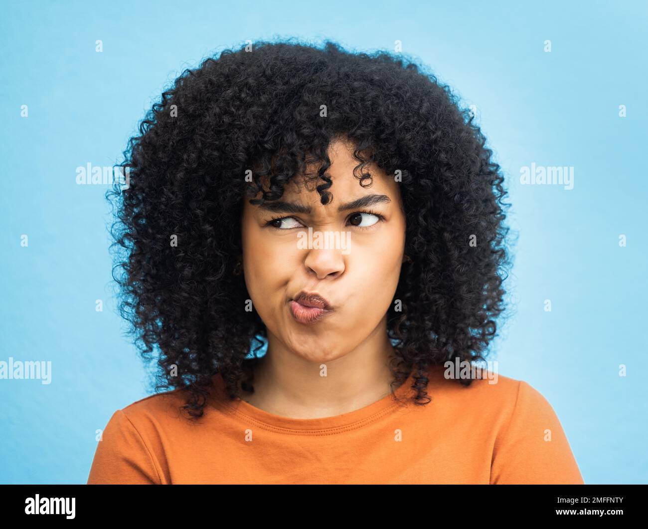 Denk, verwirrte und schwarze Frau im Studio für Emoji, denke nach und denke auf blauem Hintergrund. Mädchen, Zweifel und Modell unsicher, Verwirrung und Stockfoto