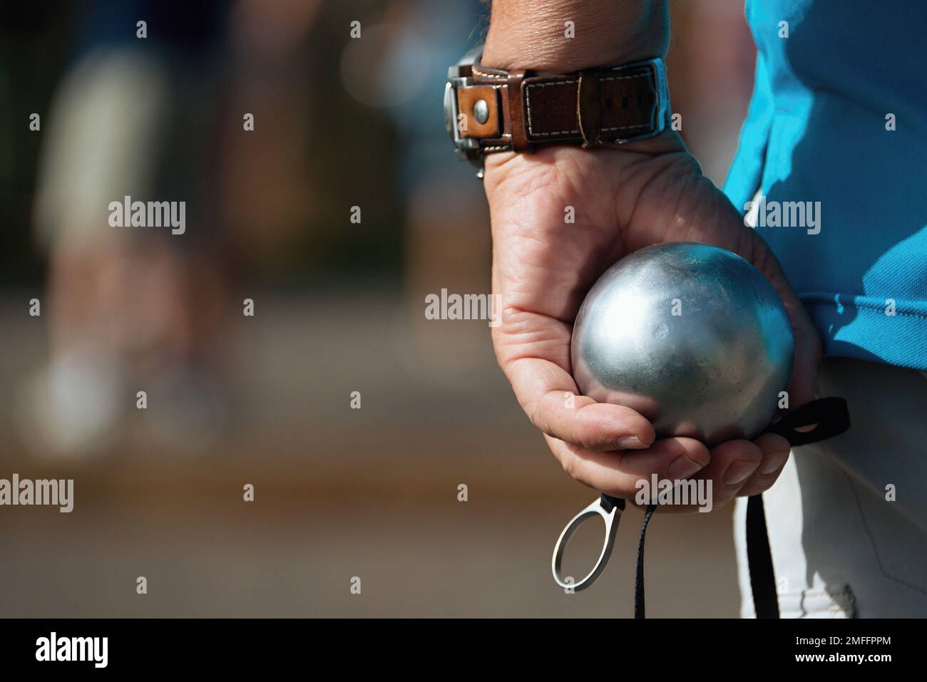 Hand mit Petanque-Ball, lustiges und entspannendes Spiel Stockfoto