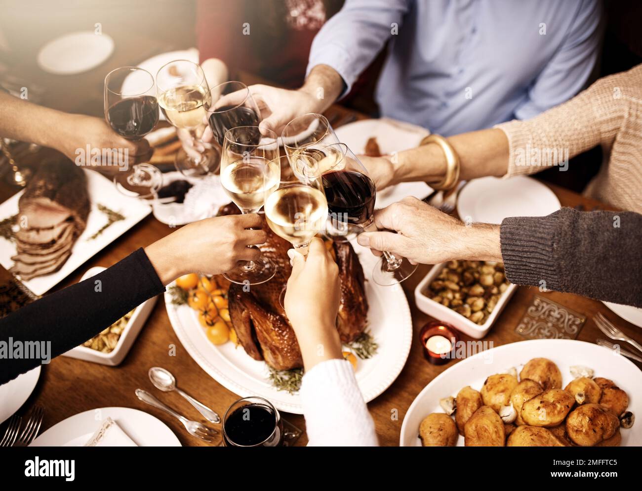 Auf einen Frohe Weihnachten. Eine Gruppe von Leuten, die einen Toast auf das Weihnachtsessen ausbringen. Stockfoto